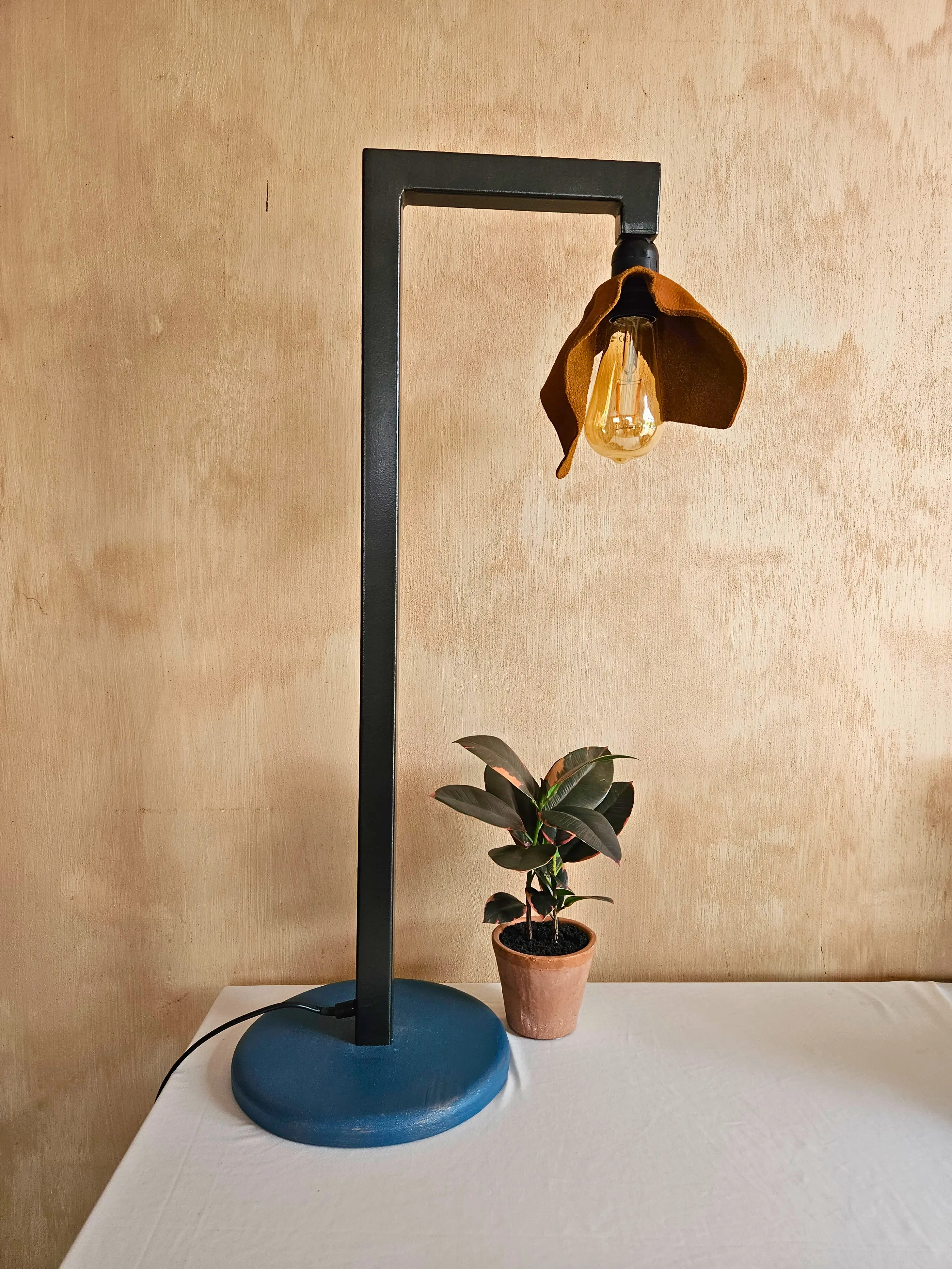 Lampe à poser fer et cuir 
